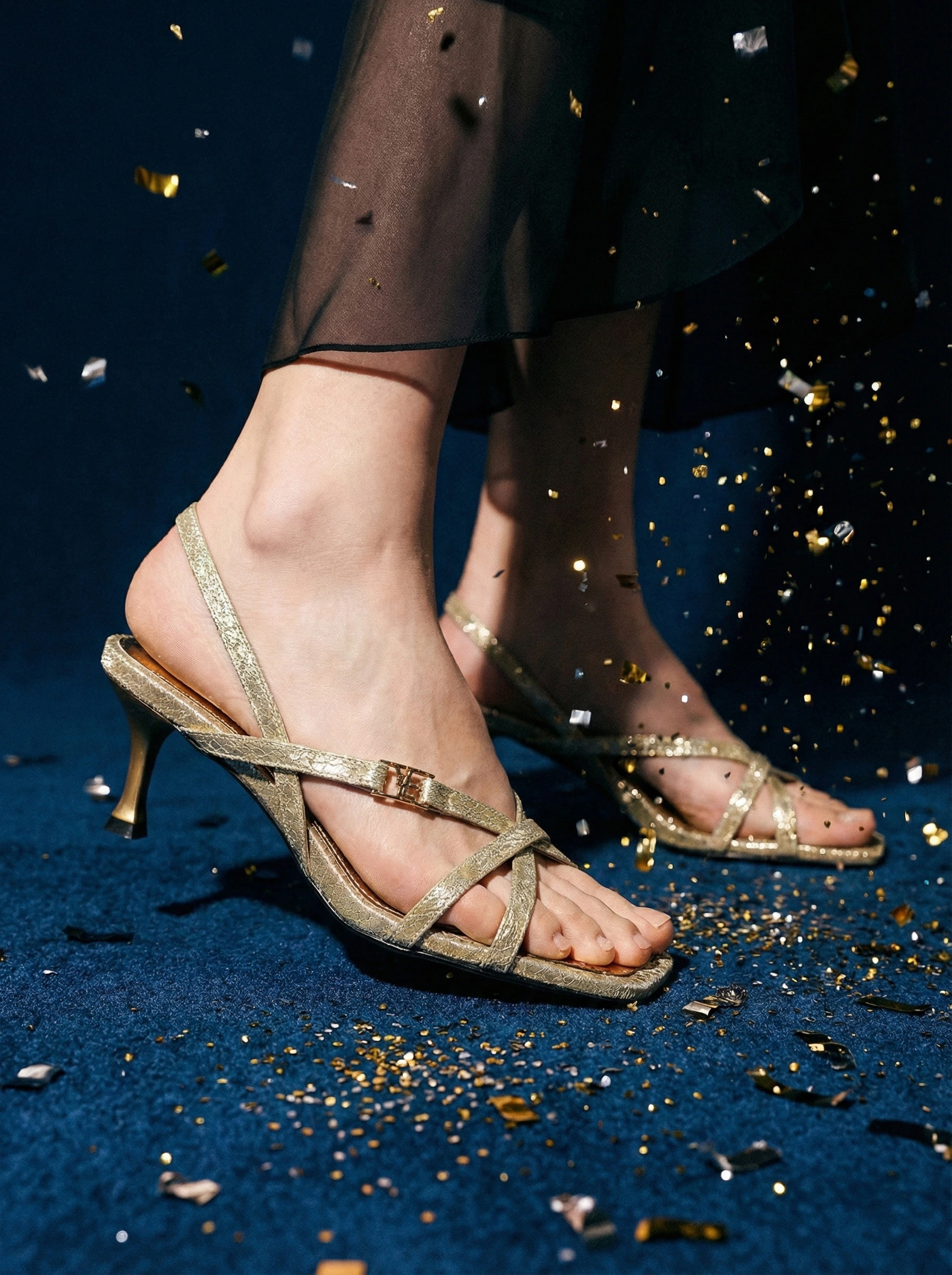 Босоножки золотистого цвета на высоком каблуке